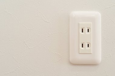 Duvardaki beyaz priz.