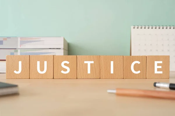 桌子上印有 Justice 字样的木制方块 — 图库照片