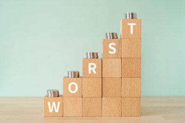 Yükselen merdivenler ve para aksesuarları üzerine 