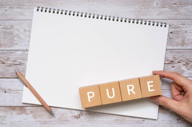 Elele tutuşan tahta bloklar. Konsept metni, kalem ve defter. 