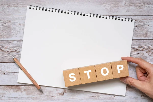 Mano Sosteniendo Bloques Madera Con Stop Texto Concepto Bolígrafo Cuaderno —  Fotos de Stock