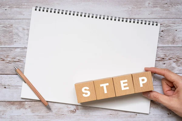 Step 개념의 텍스트와 노트북 Wooden 블록을 — 스톡 사진