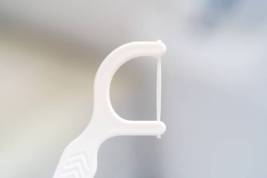 Diş ipiyle kürdan yakın görünüm 