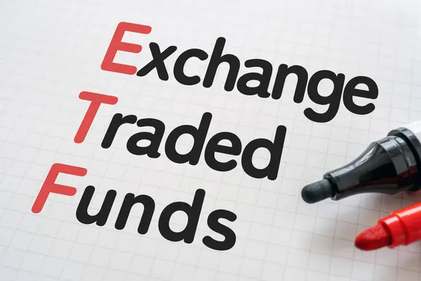 Libro Blanco Escrito Exchange Traded Funds Con Marcadores Texto Manuscrito — Foto de Stock