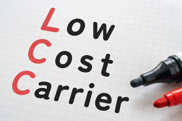 Witboek Geschreven Low Cost Carrier Met Markers Handschrift Tekst Papier — Stockfoto