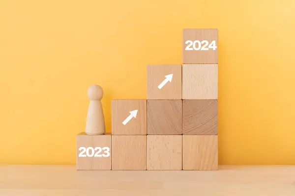 Houten Blokken Met 2023 2024 Van Concept Een Menselijk Speelgoed Stockafbeelding