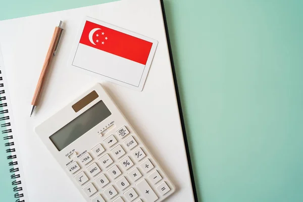Singapurská Vlajka Kalkulačka Pero Notebook Stole Royalty Free Stock Obrázky