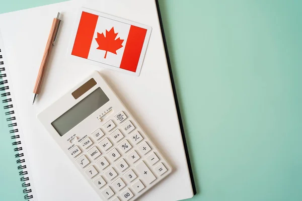 Canada Vlag Rekenmachine Pen Notebook Tafel Rechtenvrije Stockafbeeldingen