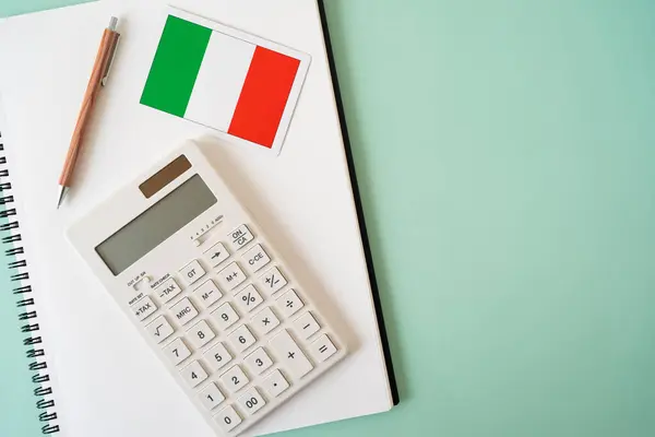 Italië Vlag Rekenmachine Pen Notebook Tafel Rechtenvrije Stockafbeeldingen