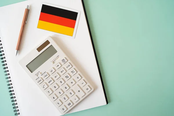 Duitsland Vlag Rekenmachine Pen Notebook Tafel Stockfoto