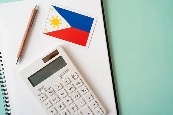 Filipínská Vlajka Kalkulačka Pero Notebook Stole Stock Snímky