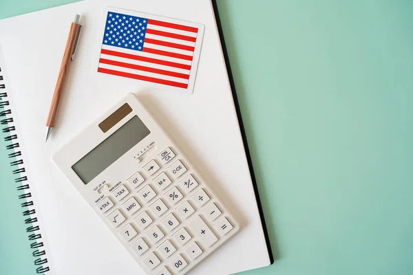 Americká Vlajka Kalkulačka Pero Notebook Stole Stock Obrázky