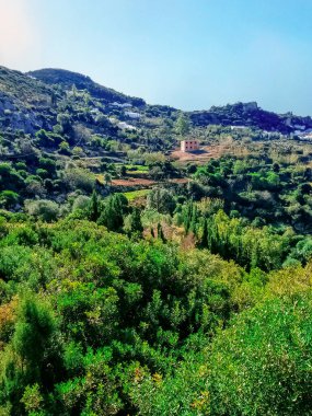 Yüksek dağlardaki kırsal alan