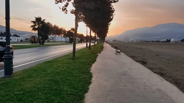 Boş topraklarla yol arasındaki manzara.