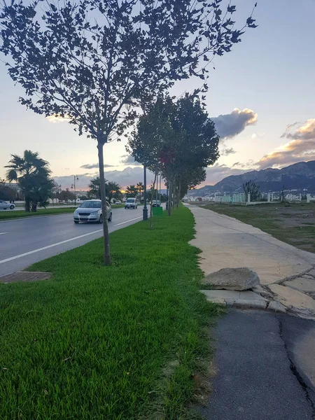 Manzaralı bir günbatımı sürüşü alın. Parlak renklerin duyularınızı alevlendirmesine ve yolda kalıcı anılar yaratmasına izin verin.