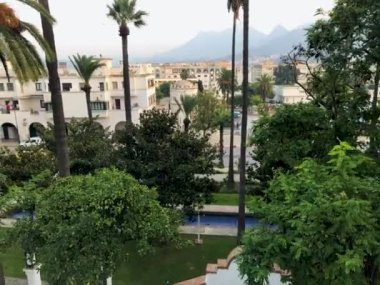 Bu görüntü, Fas 'ın Tetouan kentindeki Shallal bahçesinin çarpıcı bir görüntüsünü yakalar. Bahçe şehrin ortasında güzel bir vahadır ve hem turistler hem de yerliler için popüler bir yerdir.
