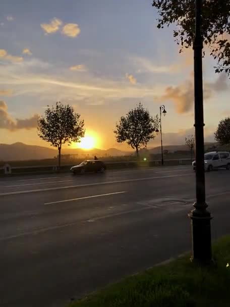 Görüntü Yolda Büyülü Bir Güneşin Doğuşunun Güzelliğini Yakalar Güneş Bir — Stok video
