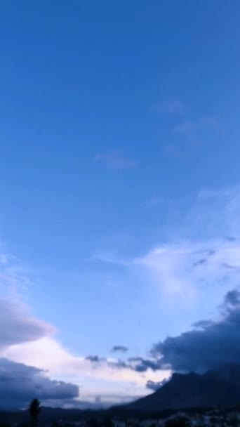 Bulutlu Güzel Bir Gökyüzü Görüntüsü Yakalıyor Bulutlar Ince Beyazdır Çeşitli — Stok video