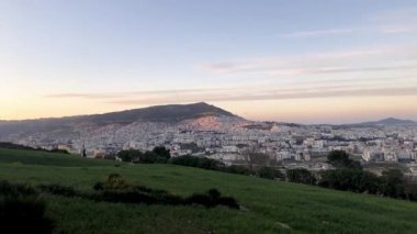 Şehir tarafından çarpıcı bir doğa manzarası. Şehir, gökdelenleri, binaları ve her şekil ve boyutta köprüleri olan bir renk cümbüşü. Ağaçlar uzun ve yeşil, yapraklar da rengarenk. Burası dinlenmek için gerçekten büyülü bir yer.