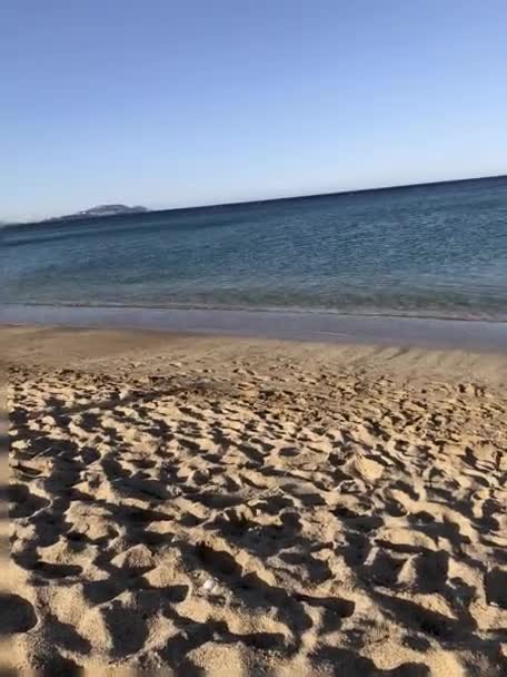 Görüntü Sakin Bir Sahildeki Dalgaların Manzarasını Yakalar Dalgalar Yavaşça Kıyıya — Stok video