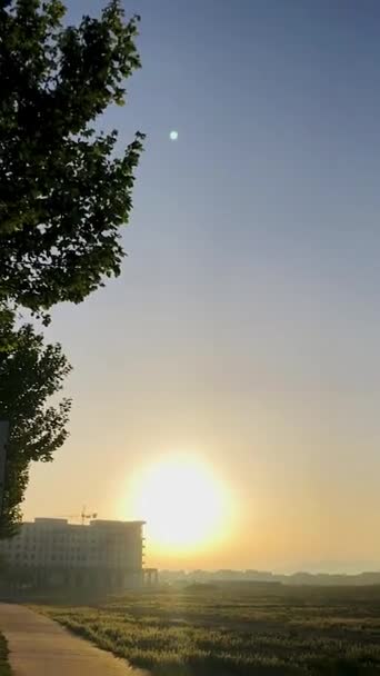 Солнце Медленно Поднимается Над Горизонтом Заливая Здания Золотым Светом Небо — стоковое видео
