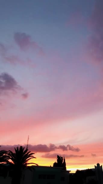 Съемка Отражает Красоту Пейзажа Мере Захода Солнца Небо Пылает Цветом — стоковое видео