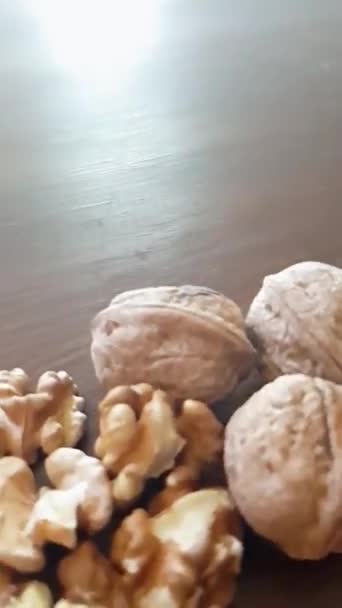 Güzel Bir Sahnede Soyulmuş Kabuksuz Ceviz Görüntüler Besleyici Atıştırmalıkların Güzelliğini — Stok video