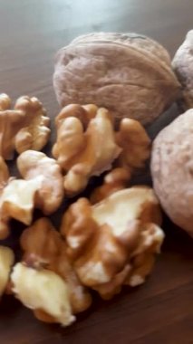 Soyulmuş ve soyulmamış cevizlerin güzel manzarası bu besleyici yiyeceklerin doğal güzelliğini ve çeşitliliğini yakalar.