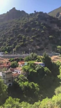 Chrafate Chefchaouen bölgesinin nefes kesici güzelliği görülmeye değer bir manzara. Dağlar yüksek ve görkemli, ormanlar yemyeşil ve yemyeşil. Hava kuş cıvıltılarıyla dolu ve hayvanlar özgürce dolaşabiliyorlar.