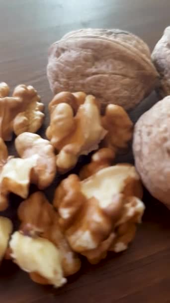 껍질을 벗기고 껍질을 호두의 아름다운 장면은 영양가높은 간식의 자연적 인아름다움 — 비디오
