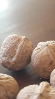 Bu görüntüler soyulmamış ceviz tohumlarının tespitini gösteriyor. Görüntüler 4K kalitesinde ve çeşitli amaçlar için kullanılabilir.,