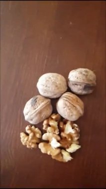 Fas, Tetouan 'daki Marina Smir' de bir sahne. Akdeniz sakin ve mavidir ve liman teknelerle doludur. Martılar tepemizde uçar ve balıkçı tekneleri suda sallanır. Gökyüzü mavi ve bulutlar beyaz. Burası huzur ve sükunet yeri.