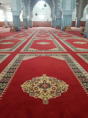 Duyularınızın mimari ihtişamın, yumuşak ışığın ve rahatlatıcı atmosferin ahenkli bir karışımı ile kaplanmasına izin verin. Dua ve tefekkür sükunetine dalın, Allah 'la derin bir bağ hissedin. Bu...