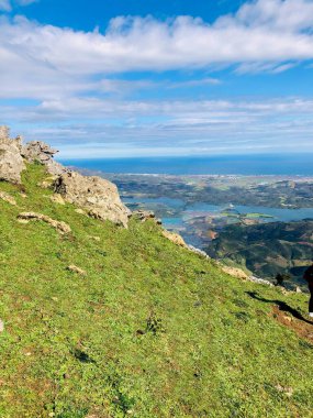 Doğanın görkemli oyun parkında, nefes kesici yürüyüşlerin sizi olağanüstü manzaralara ve gözlerinizin önünde sergilenen büyüleyici manzara manzaralarına götürdüğü heyecan verici bir yolculuğa çıkın. Çizmelerinizi bağlayın ve çaprazlamasına dönün.
