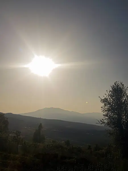 Güneş ışınları dağların zirvelerini gizler ve çarpıcı bir ışık ve gölge gösterisi yaratır. Görüntü güç ve ihtişamla dolu ve doğanın güzelliğini hatırlatıyor.