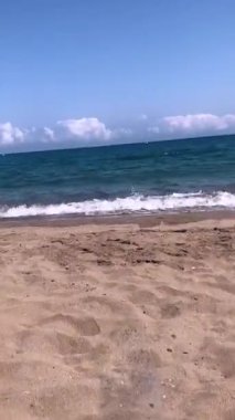 Sahilde dalga sahnesi