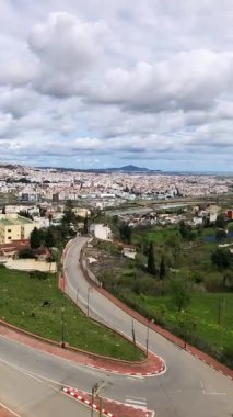 Ufukta bulutlar görünen pitoresk şehir manzarası