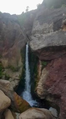 Gece boyunca yağmur yağar, bu görüntü gece düşen yağmurun sesini kaydeder. Yağmur yumuşak ve naziktir. Sakinleştirici ve rahatlatıcı bir atmosfer yaratır..