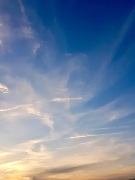 Güneşin ışınlarının bulutları öptüğü bir gökyüzü. Güneşin öptüğü bulutların arasında dans eden güneş ışığı. Güneşin öptüğü bulutların sıcaklığıyla buluşan gökyüzü.