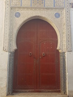 Büyülü bir dünyaya adım attığınızda olağanüstü bir ahşap kapıya rastlarsınız. Etrafında karmaşık dekorasyonlar süslenir. Bu büyüleyici geçit sizi ötesindeki harikaları keşfetmeye davet ediyor. Gösterideki zanaatkarlık hayranlık uyandırıcı.