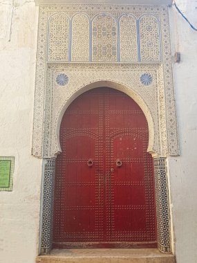 Büyülü bir dünyaya adım attığınızda olağanüstü bir ahşap kapıya rastlarsınız. Etrafında karmaşık dekorasyonlar süslenir. Bu büyüleyici geçit sizi ötesindeki harikaları keşfetmeye davet ediyor. Gösterideki zanaatkarlık hayranlık uyandırıcı.