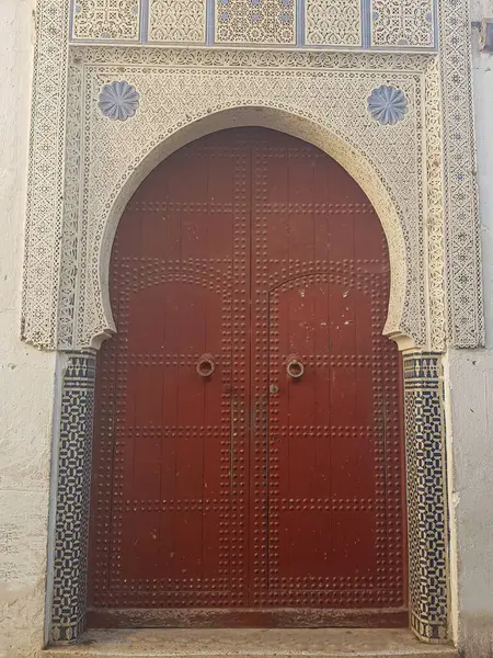 Büyülü bir dünyaya adım attığınızda olağanüstü bir ahşap kapıya rastlarsınız. Etrafında karmaşık dekorasyonlar süslenir. Bu büyüleyici geçit sizi ötesindeki harikaları keşfetmeye davet ediyor. Gösterideki zanaatkarlık hayranlık uyandırıcı.