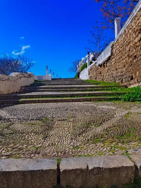 Tetouan City 'deki Cascade Staircase, Tetouan City' deki Hassan II Bulvarı boyunca uzanan doğal bir duvarın içindeki merdivendir. 20 ila 35 metre yüksekliğindedir ve kireç taşı oluşumuyla ünlüdür..