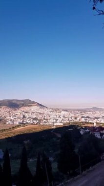 Tetouan şehrinin diğer tarafından, güneşin altın parıltısıyla yıkanan Tetouan şehrinin panoramik manzarası şehrin dört bir yanına dağılmış inciler gibi parıldıyor.