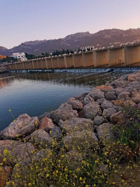 Gökyüzünün sakinliğine meydan okuyor gibi görünen büyüleyici bulut oluşumu. İnce, dalgalı şekil uğursuz varlığı bir fırtına bulutu gibi çağrıştırıyor.