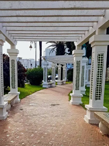 Enfes bir Fas şehri olan Tetouan, kentte büyüleyici kültürel ve sanatsal mirasın eşsiz bir karışımını sergileyen, canlı yeşil fayanslarla süslenmiş güzel sütunlara sahip..