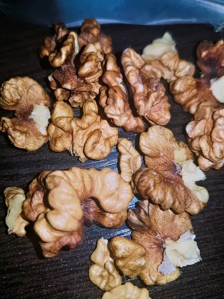 Ceviz çekirdeğinin detaylı bir yakın çekimi iç kısımlarını zarifçe ortaya çıkararak yeni ortaya çıkan besin zengini özgün dokusuyla birlikte ortaya çıkarıyor..