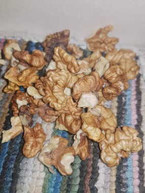 Ceviz çekirdeğinin detaylı bir yakın çekimi iç güzelliğini gözler önüne seriyor, taze çıkarılmış, besin zengini merkezini ve eşsiz dokusunu gözler önüne seriyor..