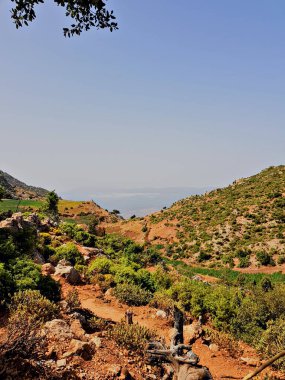 Yüksek Dağlardaki manzara, dağların, zirvelerin ve bozulmamış manzaraların nefes kesici manzaralarıyla karşılansın. Her sahne doğanın güzelliğini en gerçek haliyle gösteriyor..