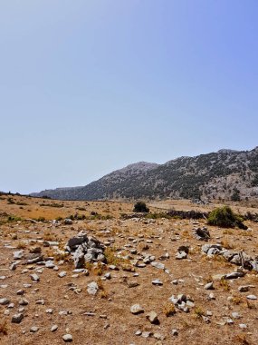 Güneşli bir günde çimenler öldükten sonra yüksek dağların manzarası.